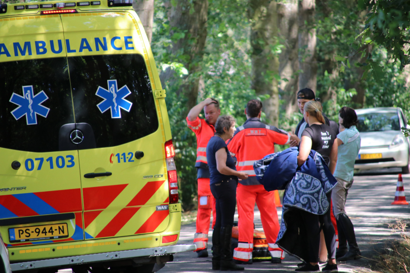 Vrouw zwaargewond na val van paard