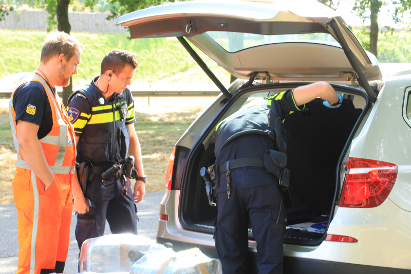 Gestolen auto aan de kant gezet en bestuurder aangehouden