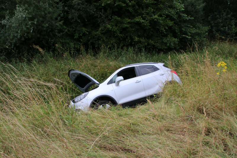 Auto belandt in sloot