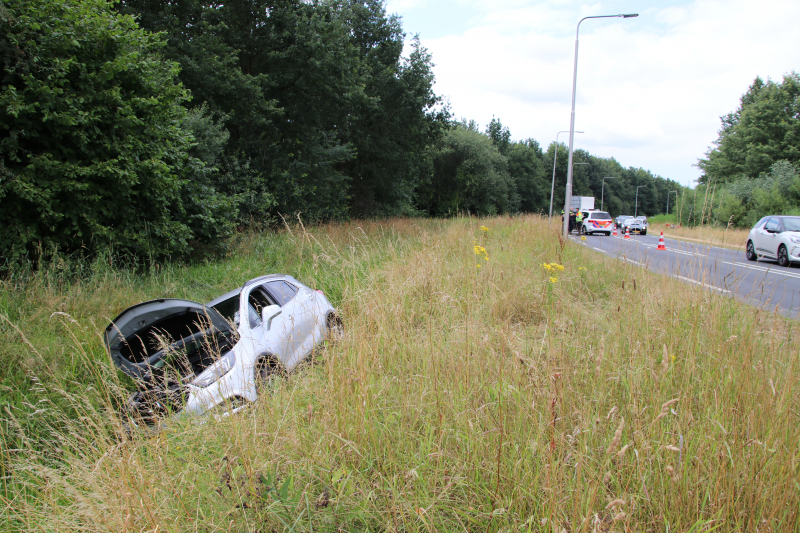 Auto belandt in sloot