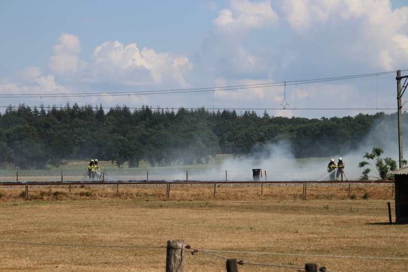 Gebroken bovenleiding zorgt voor brand bij spoorlijn