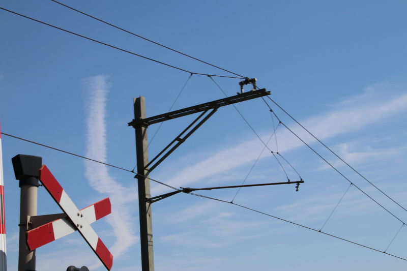 Gebroken bovenleiding zorgt voor brand bij spoorlijn
