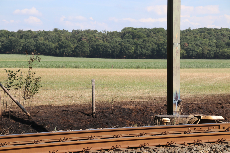 Gebroken bovenleiding zorgt voor brand bij spoorlijn