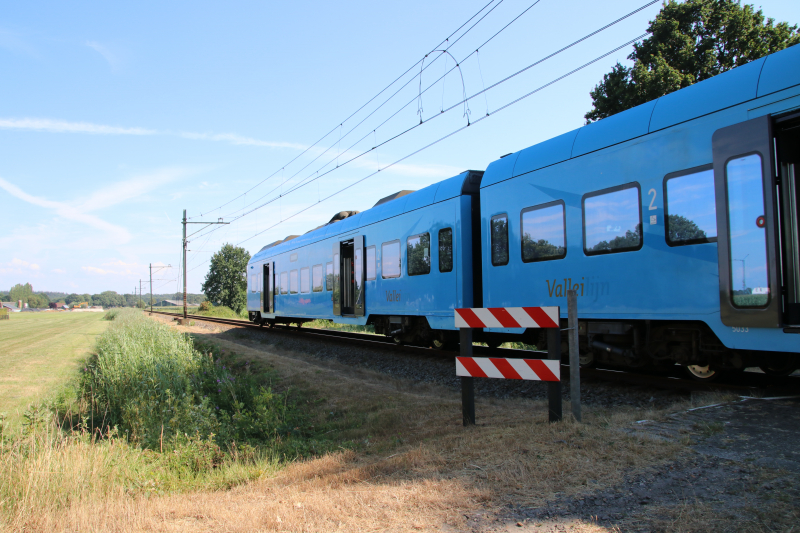 Gebroken bovenleiding zorgt voor brand bij spoorlijn