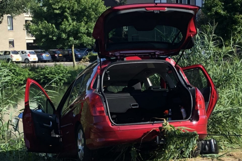 Auto te water na vergeten van handrem