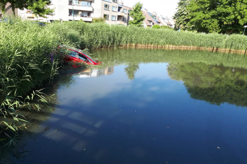 Auto te water na vergeten van handrem