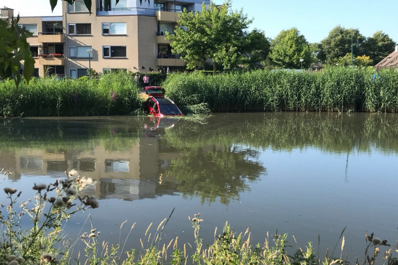 Auto te water na vergeten van handrem