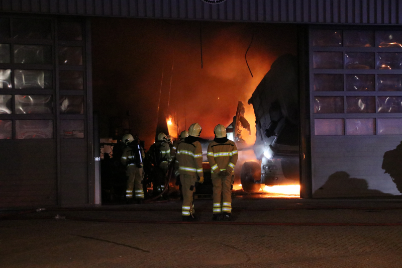Felle brand verwoest vrachtwagen restauratiebedrijf