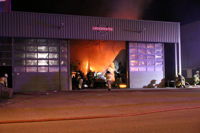 Felle brand verwoest vrachtwagen restauratiebedrijf