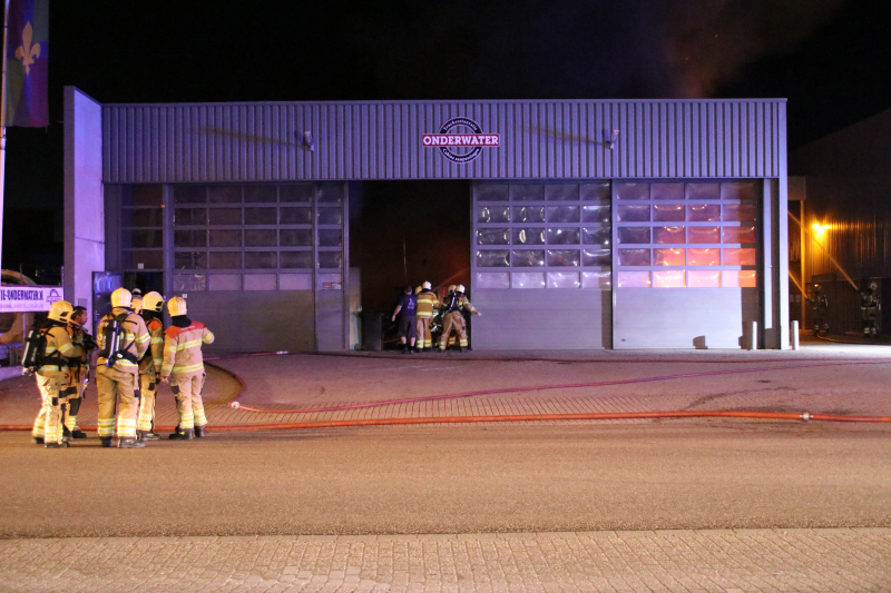 Felle brand verwoest vrachtwagen restauratiebedrijf