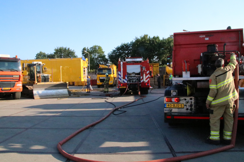 Trailer vol afval in de brand