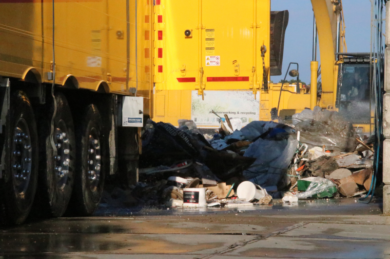 Trailer vol afval in de brand