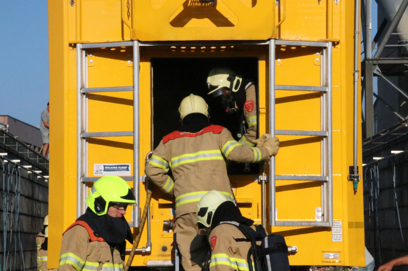 Trailer vol afval in de brand