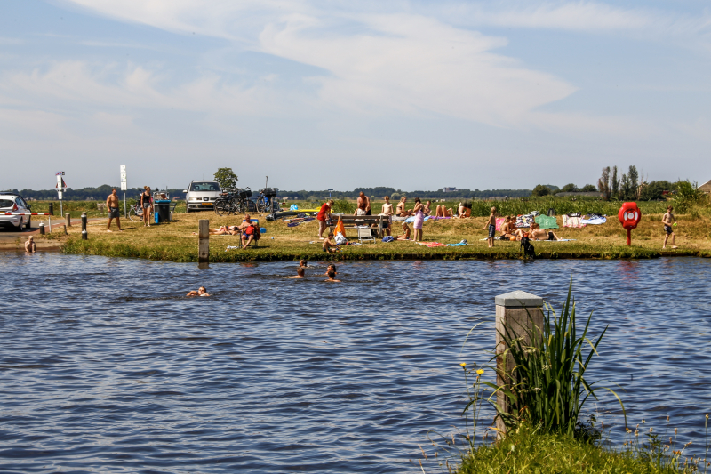 Warme weer zorgt voor drukte in en aan de Eem