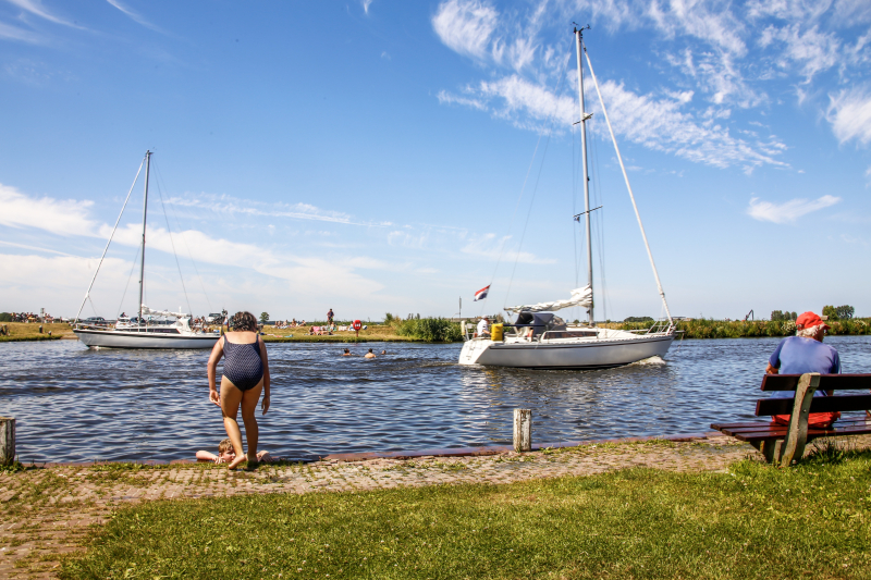 Warme weer zorgt voor drukte in en aan de Eem