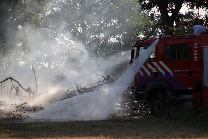 Brandweer blust buitenbrand bij boerderij