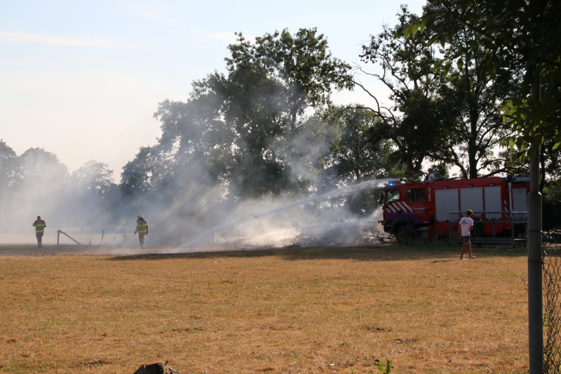 Brandweer blust buitenbrand bij boerderij