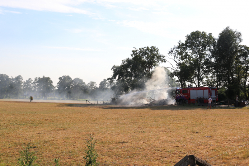 Brandweer blust buitenbrand bij boerderij