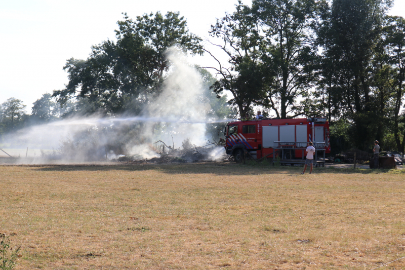 Brandweer blust buitenbrand bij boerderij