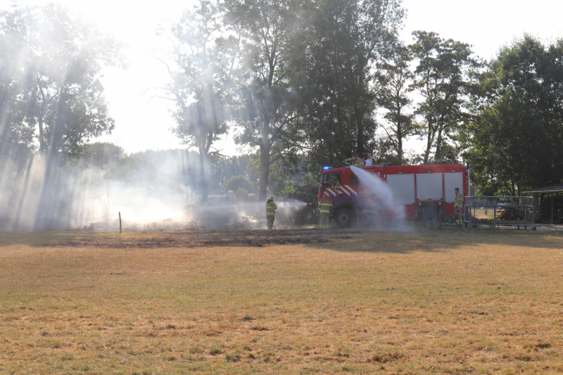 Brandweer blust buitenbrand bij boerderij