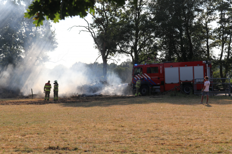 Brandweer blust buitenbrand bij boerderij