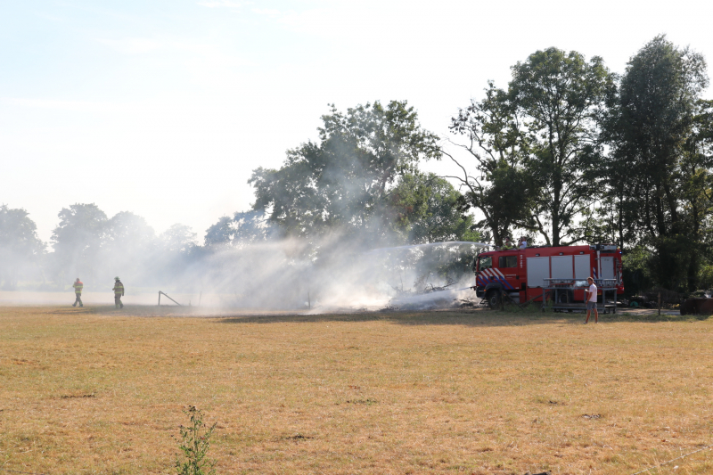Brandweer blust buitenbrand bij boerderij