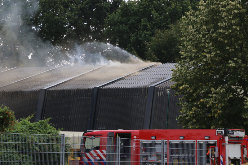 Brand in dak van sporthal