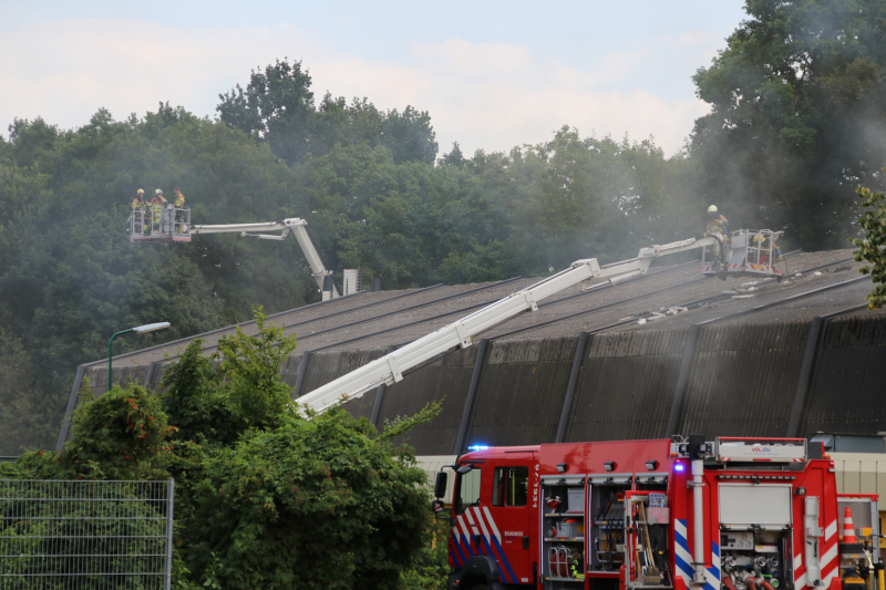 Brand in dak van sporthal