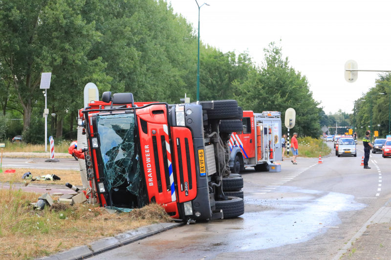 Brandweerwagen op zijn kant