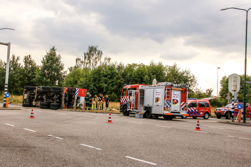 Brandweerwagen op zijn kant