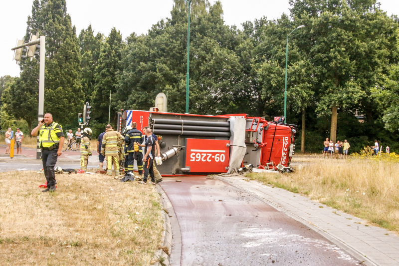 Brandweerwagen op zijn kant