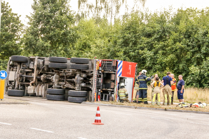 Brandweerwagen op zijn kant