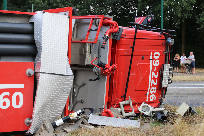Brandweerwagen op zijn kant