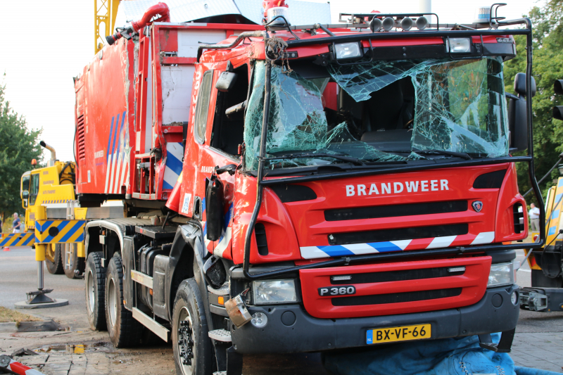 Brandweerwagen op zijn kant