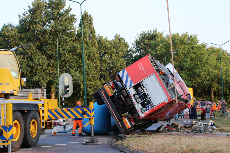 Brandweerwagen op zijn kant