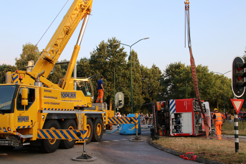 Brandweerwagen op zijn kant