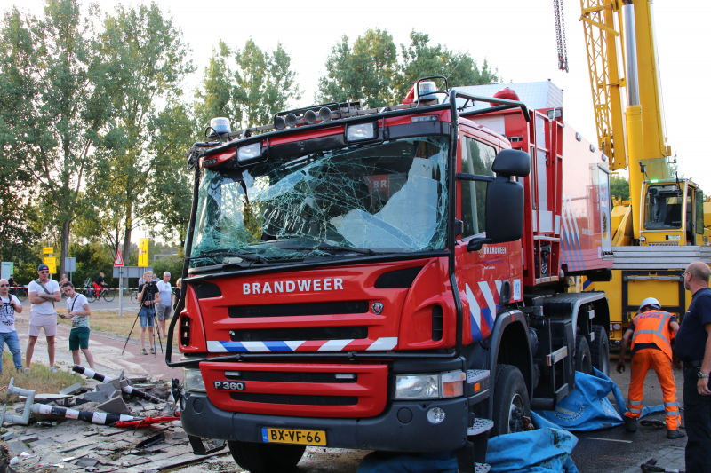 Brandweerwagen op zijn kant