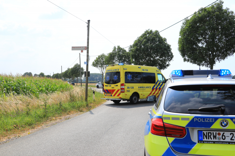 Veel schade na botsing tegen boom