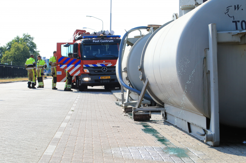 Straat afgesloten door lekkende tanks