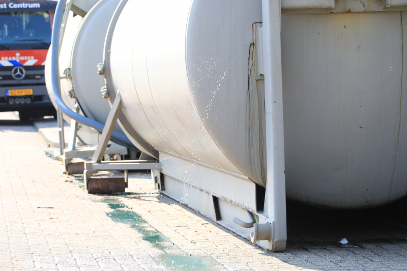 Straat afgesloten door lekkende tanks