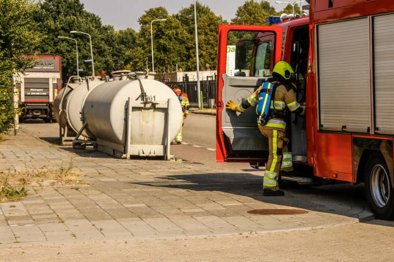 Straat afgesloten door lekkende tanks