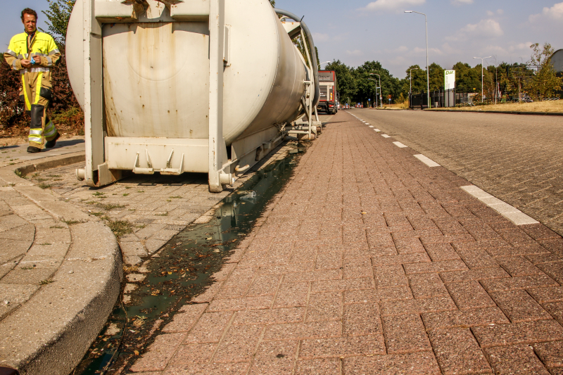 Straat afgesloten door lekkende tanks