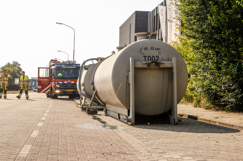 Straat afgesloten door lekkende tanks