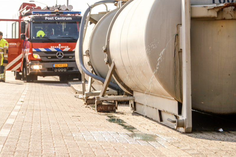 Straat afgesloten door lekkende tanks