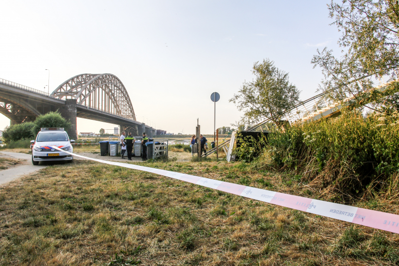 Stoffelijk overschot aangetroffen onder wandelbrug