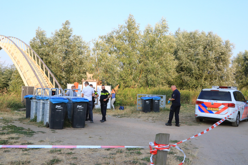 Stoffelijk overschot aangetroffen onder wandelbrug