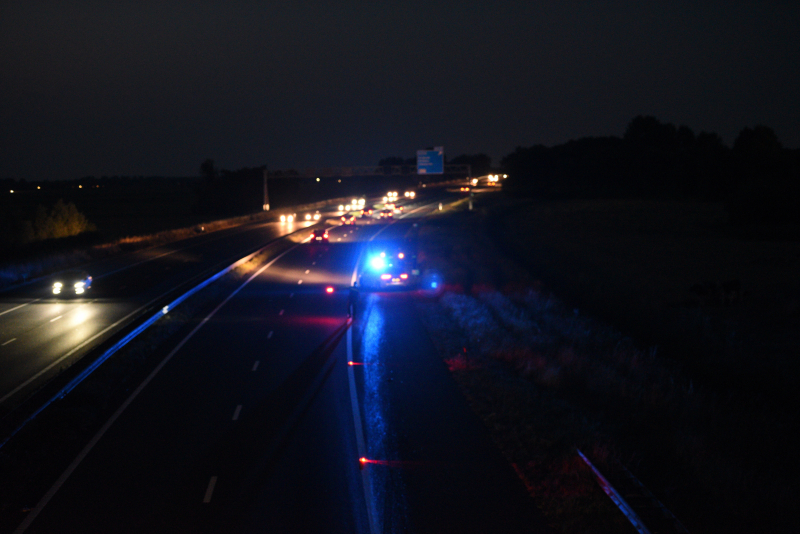 Brandweer blust autobrand