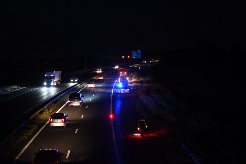 Brandweer blust autobrand