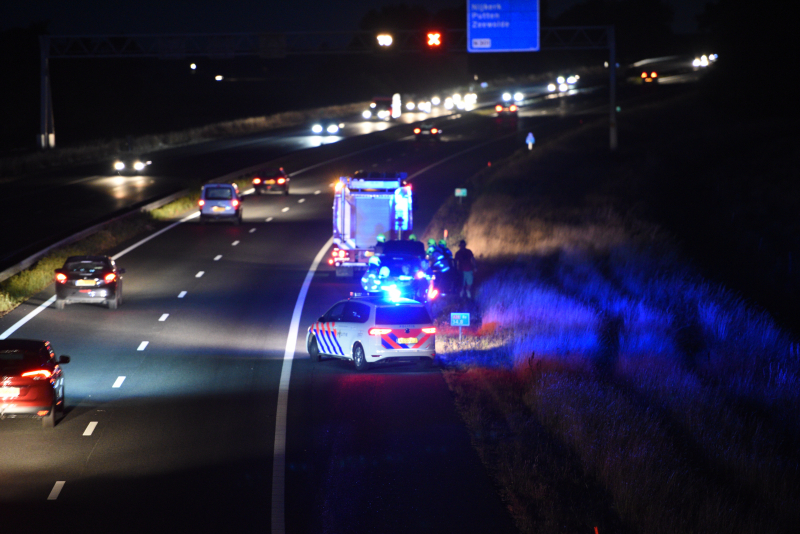 Brandweer blust autobrand