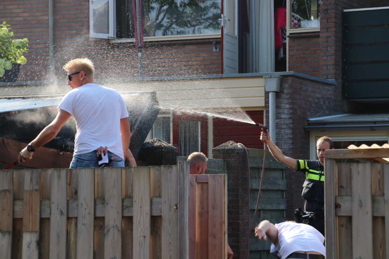 Bewoners en politie blussen schuurbrand